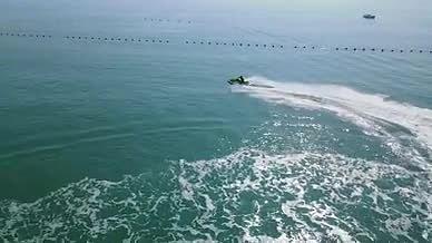 4K航拍海上摩托艇溅起浪花向前行驶视频的预览图